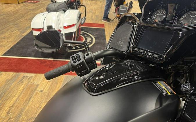 2025 Indian Pursuit Dark Horse 112 w/PowerBand Audio Black