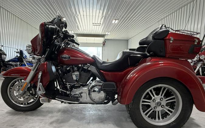 2013 Harley-Davidson® Tri Glide™ Ultra Classic® EMBR RED SUNGLO W/ PINSTRIP