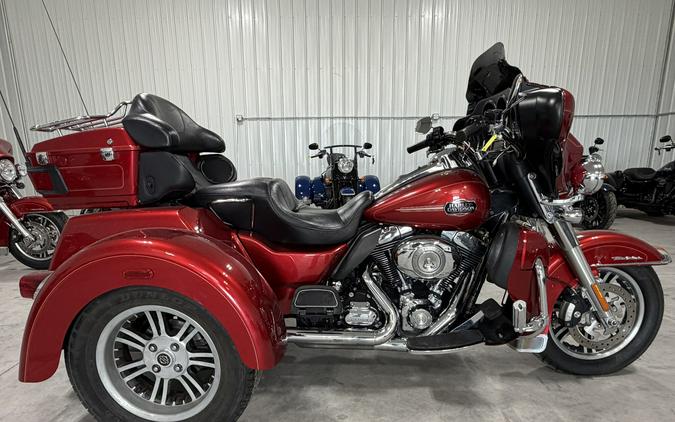 2013 Harley-Davidson® Tri Glide™ Ultra Classic® EMBR RED SUNGLO W/ PINSTRIP
