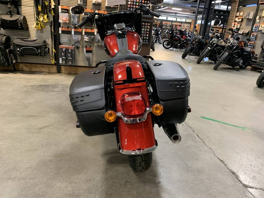 Harley-Davidson® Heritage Classic 114 2019 FLHCS Wicked Red/Twisted Cherry