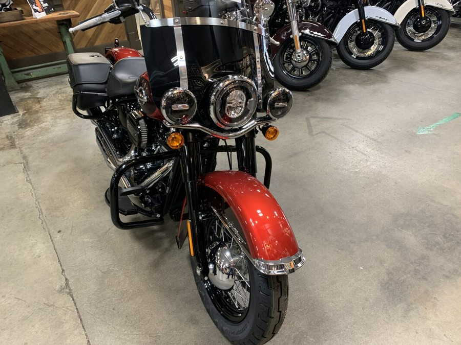 Harley-Davidson® Heritage Classic 114 2019 FLHCS Wicked Red/Twisted Cherry