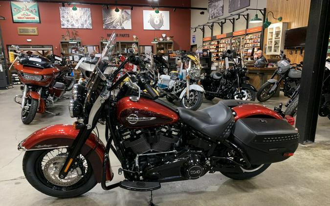 Harley-Davidson® Heritage Classic 114 2019 FLHCS Wicked Red/Twisted Cherry
