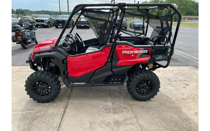 2024 Honda Pioneer 1000-5 Deluxe Avenger Red