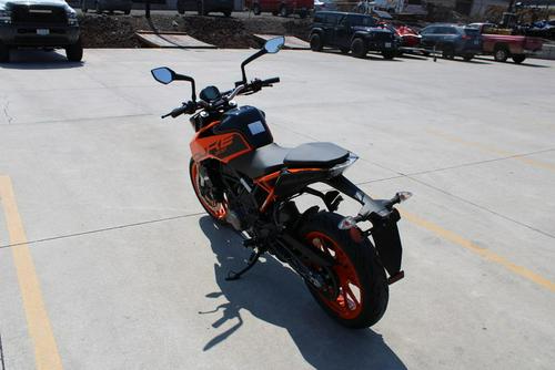 2020 KTM 200 Duke Review: Urban Motorcycle (15 Fast Facts)