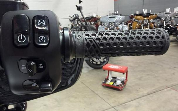 2025 Indian Motorcycle® Chieftain® PowerPlus Dark Horse® 112 w/PowerBand Ghost White Metallic Smoke