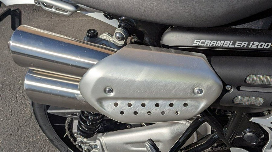 2026 Triumph Scrambler 1200 XE Matte khaki green