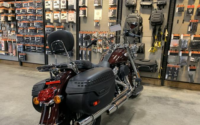 Harley-Davidson® Heritage Classic 114 2022 FLHCS Midnight Crimson (Chrome Finish w/Cast Wheels)