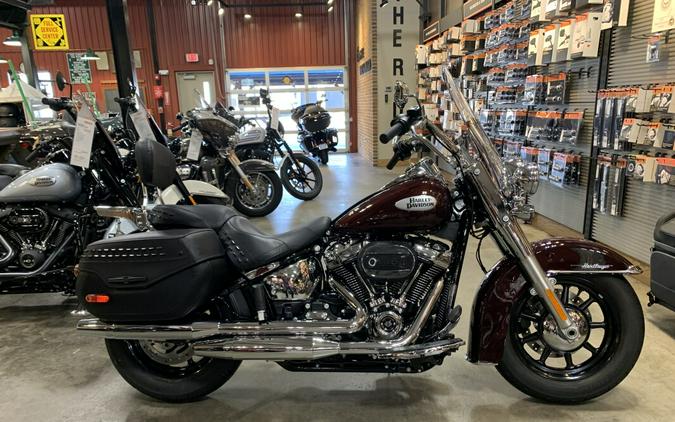 Harley-Davidson® Heritage Classic 114 2022 FLHCS Midnight Crimson (Chrome Finish w/Cast Wheels)