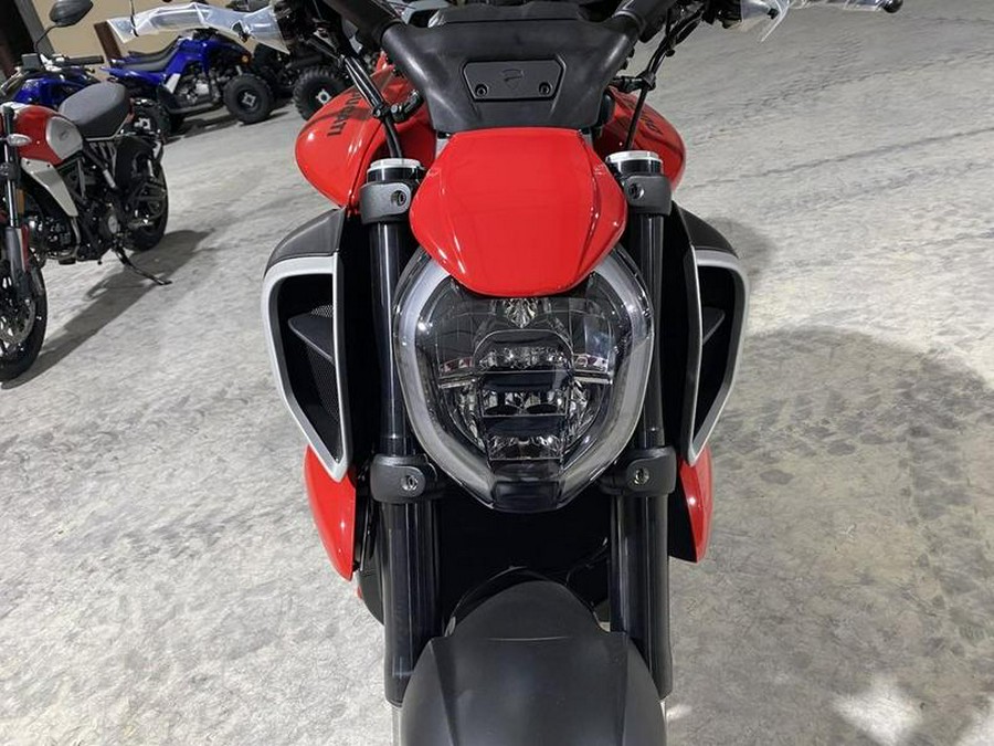 2024 Ducati Diavel V4 Red