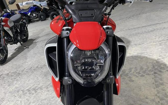 2024 Ducati Diavel V4 Red