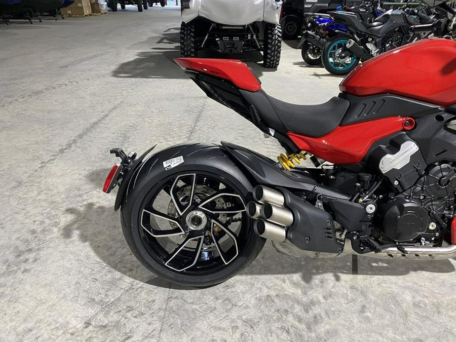 2024 Ducati Diavel V4 Red