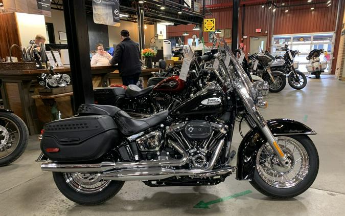 Harley-Davidson® Heritage Classic 2024 FLHCS Vivid Black
