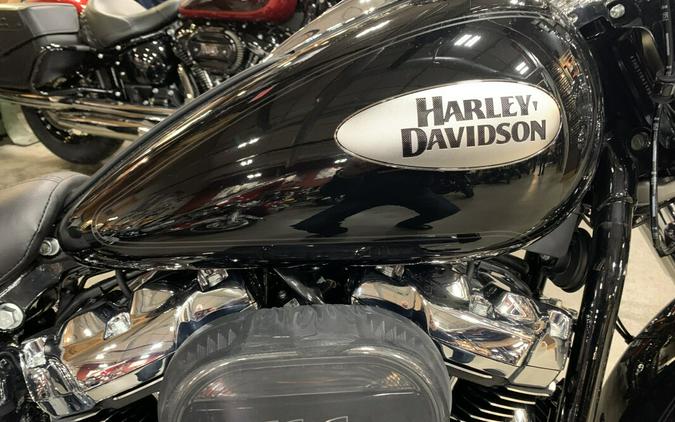 Harley-Davidson® Heritage Classic 2024 FLHCS Vivid Black