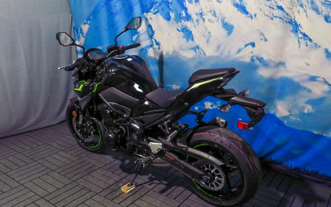 2024 Kawasaki Z900 ABS Metallic Spark Black/Metallic Matte Dark Gray