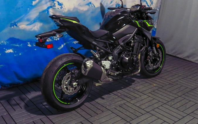 2024 Kawasaki Z900 ABS Metallic Spark Black/Metallic Matte Dark Gray