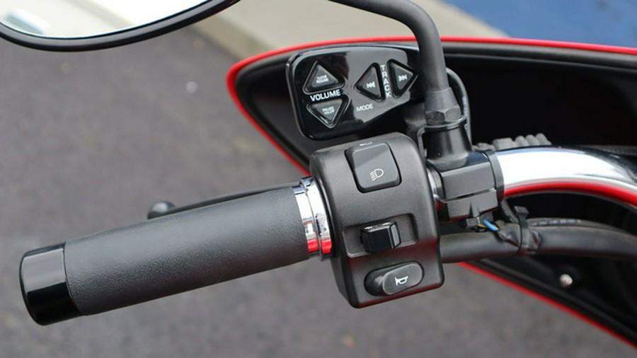 2015 Yamaha V Star 1300 Deluxe Rapid Red