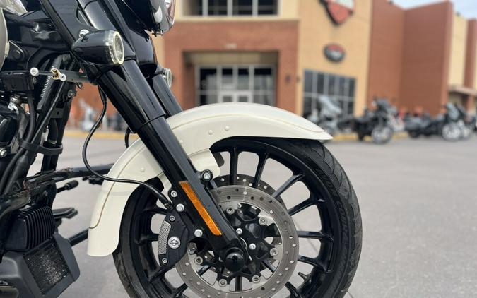 2023 Harley-Davidson® FLRT Freewheeler® White Sand Pearl