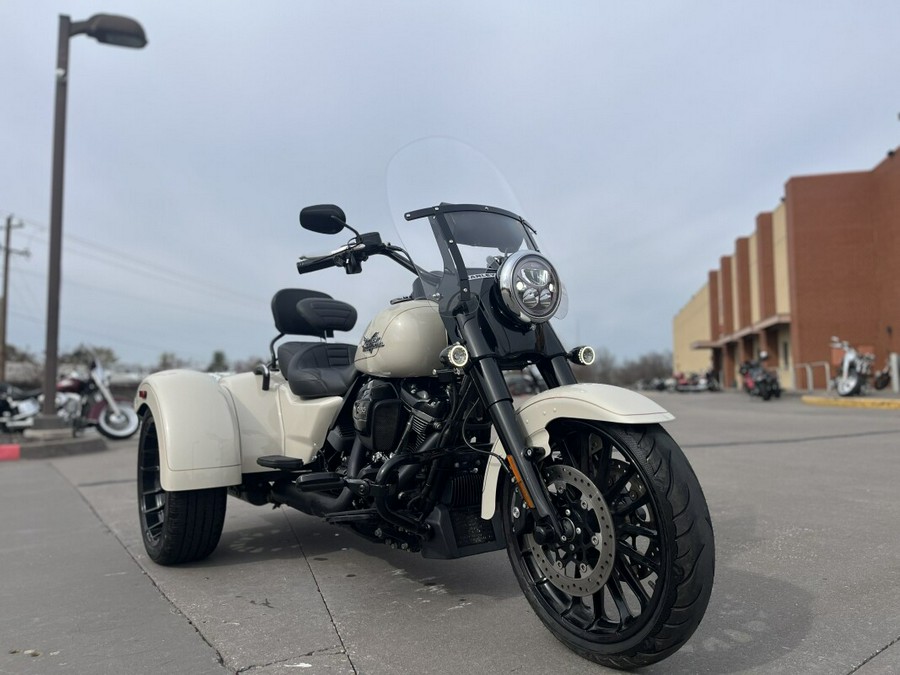 2023 Harley-Davidson® FLRT Freewheeler® White Sand Pearl