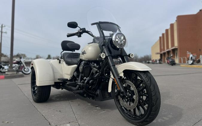 2023 Harley-Davidson® FLRT Freewheeler® White Sand Pearl