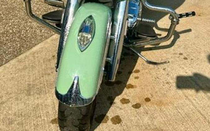 2017 Indian Motorcycle® Roadmaster® Classic Willow Green over Ivory Cream