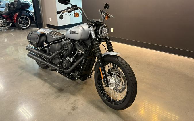 2020 Harley-Davidson® Street Bob® Barracuda Silver Denim