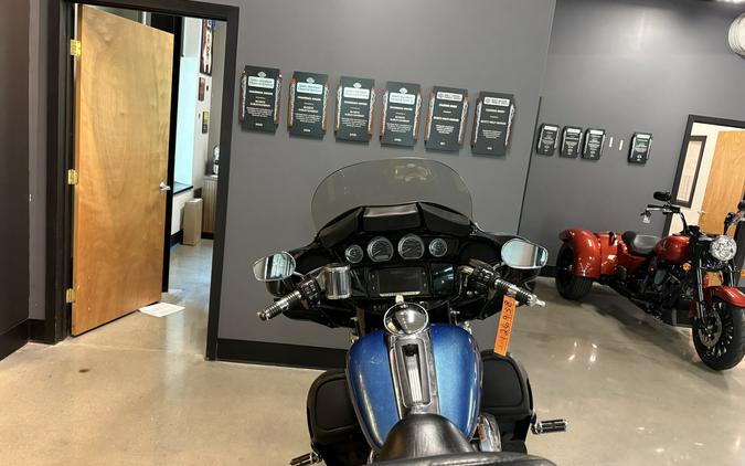 2014 Harley-Davidson® Ultra Limited Custom Colour Daytona Blue