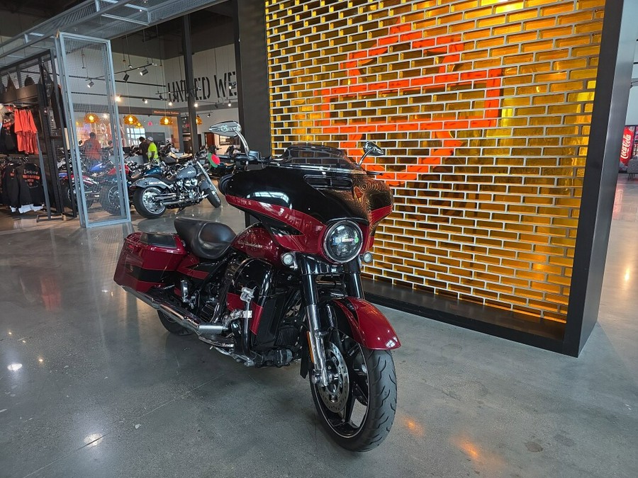2017 Harley-Davidson® CVO™ Street Glide® FLHXSE