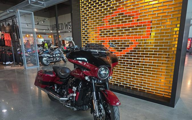 2017 Harley-Davidson® CVO™ Street Glide® FLHXSE