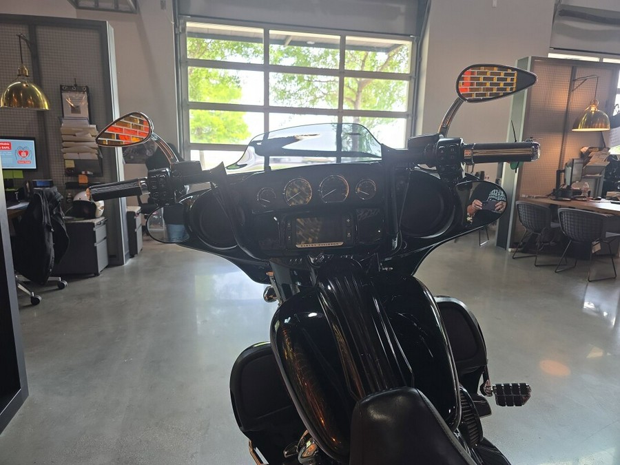 2017 Harley-Davidson® CVO™ Street Glide® FLHXSE