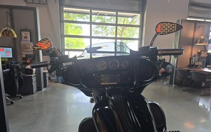 2017 Harley-Davidson® CVO™ Street Glide® FLHXSE