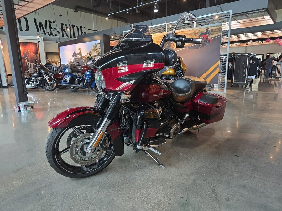 2017 Harley-Davidson® CVO™ Street Glide® FLHXSE
