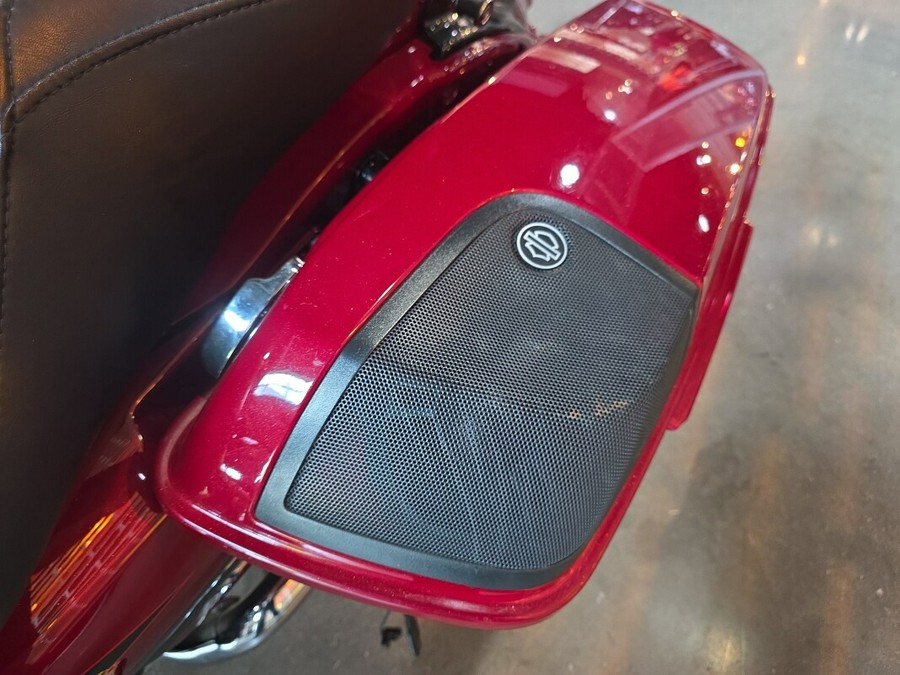 2017 Harley-Davidson® CVO™ Street Glide® FLHXSE