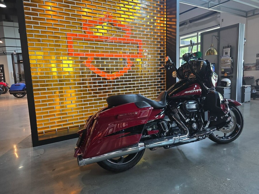 2017 Harley-Davidson® CVO™ Street Glide® FLHXSE