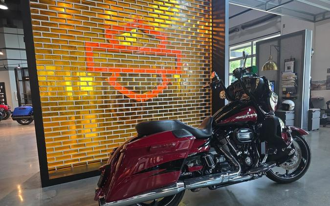 2017 Harley-Davidson® CVO™ Street Glide® FLHXSE
