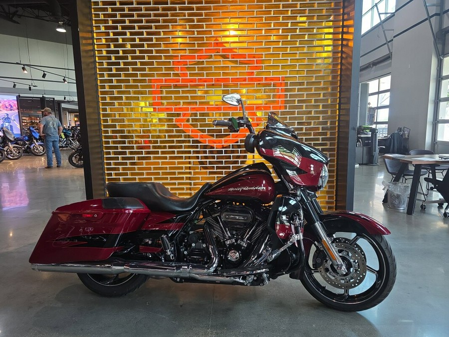 2017 Harley-Davidson® CVO™ Street Glide® FLHXSE