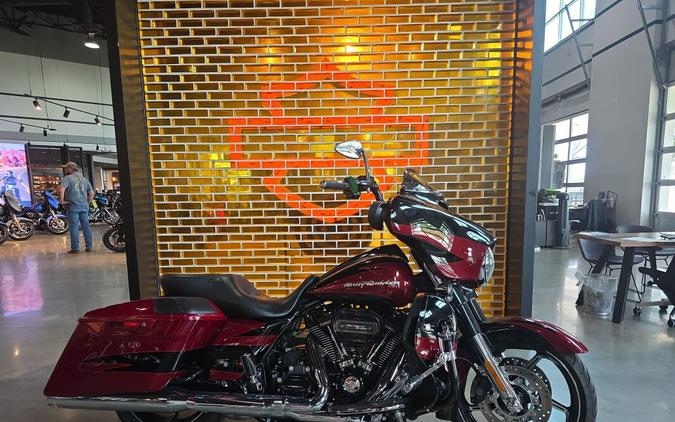 2017 Harley-Davidson® CVO™ Street Glide® FLHXSE