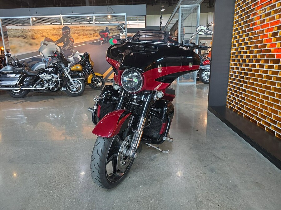 2017 Harley-Davidson® CVO™ Street Glide® FLHXSE