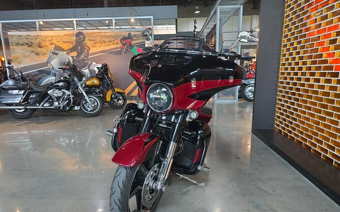 2017 Harley-Davidson® CVO™ Street Glide® FLHXSE