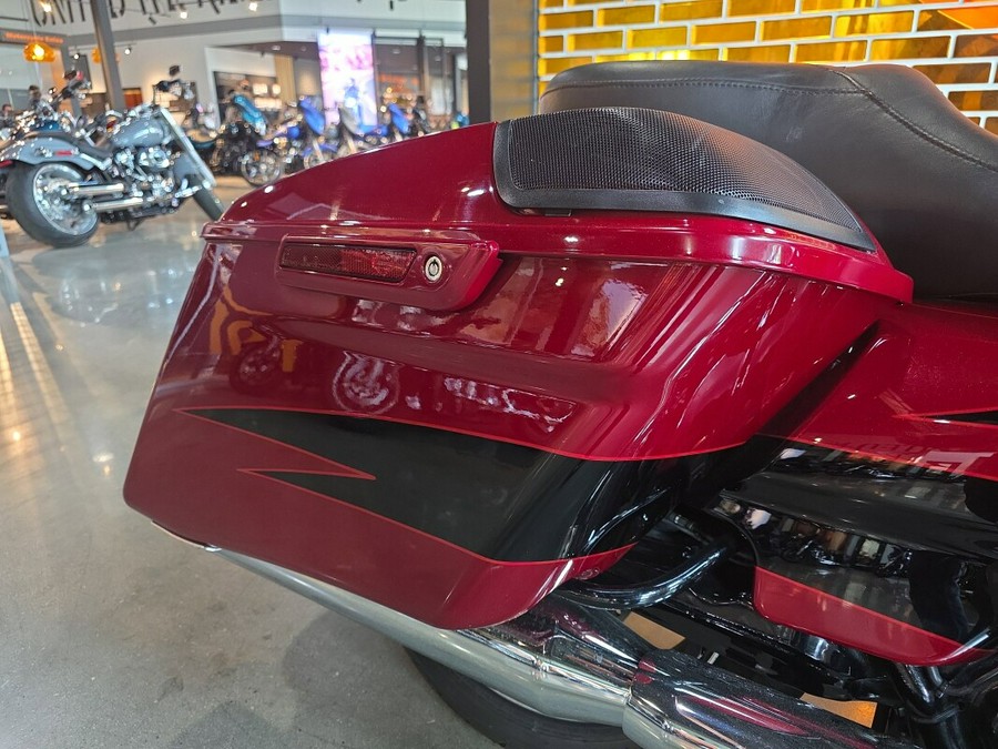 2017 Harley-Davidson® CVO™ Street Glide® FLHXSE