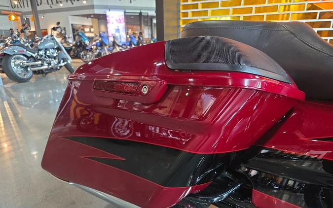 2017 Harley-Davidson® CVO™ Street Glide® FLHXSE
