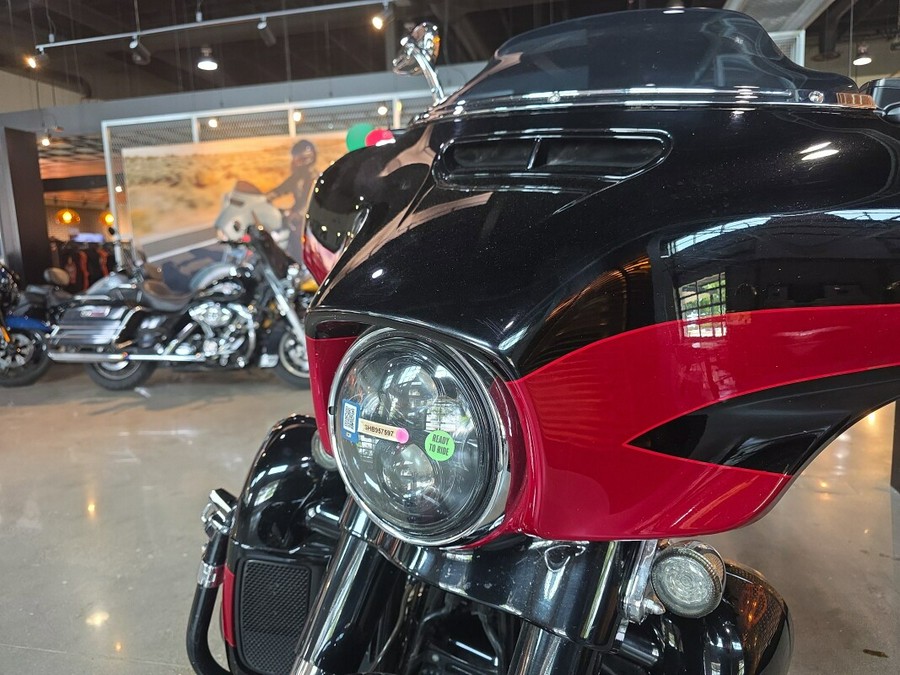 2017 Harley-Davidson® CVO™ Street Glide® FLHXSE