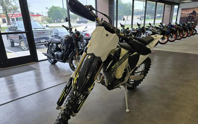 2026 Triumph TF 250-C Jet Black Pure White
