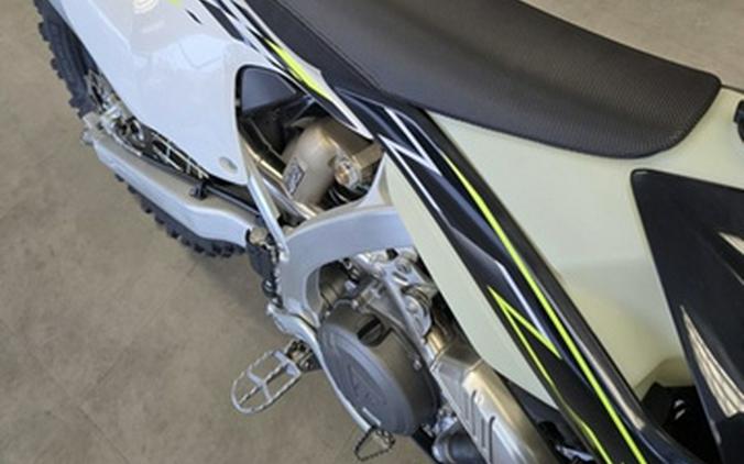 2026 Triumph TF 250-E Jet BlackPure White