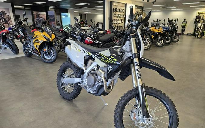 2026 Triumph TF 250-E Jet BlackPure White