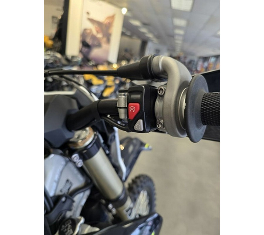 2026 Triumph TF 250-E Jet BlackPure White