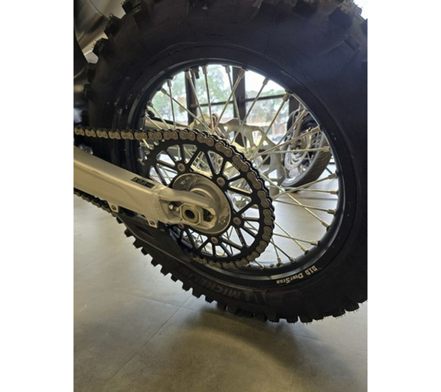 2026 Triumph TF 250-E Jet BlackPure White