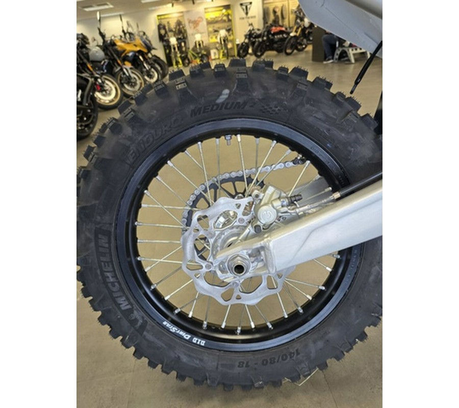 2026 Triumph TF 250-E Jet BlackPure White