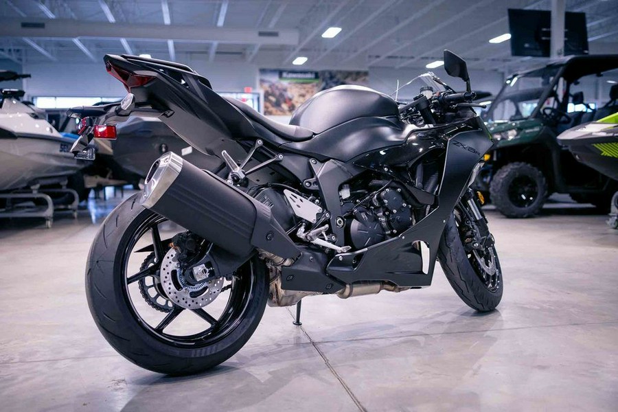 2024 Kawasaki Ninja® ZX™-6R Metallic Flat Spark Black/Ebony