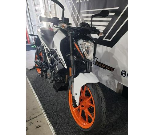 2020 KTM 200 Duke Review: Urban Motorcycle (15 Fast Facts)