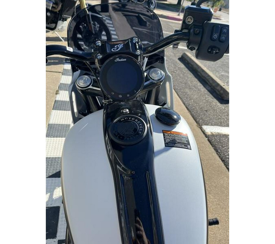 2025 Indian Motorcycle® Sport Chief Ghost White Metallic Smoke